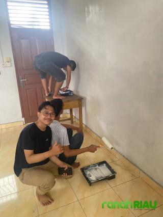 Bersama masyarakat Sialang Sakti mahasiswa KKN Umri lakukan renovasi TPA Al Ikhlas Sialang Sakti